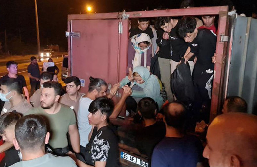 Afganistan'dan kaçan mülteciler hayvan nakil aracından çıktı polis şaşkına döndü