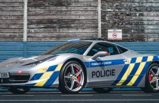 İlginç eylem! Son model Ferrari'ye el koyup polis aracı yaptılar