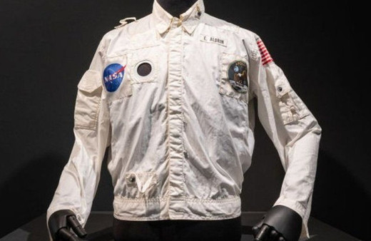 Aya ayak basan ikinci astronotun ceketi rekor fiyata satıldı