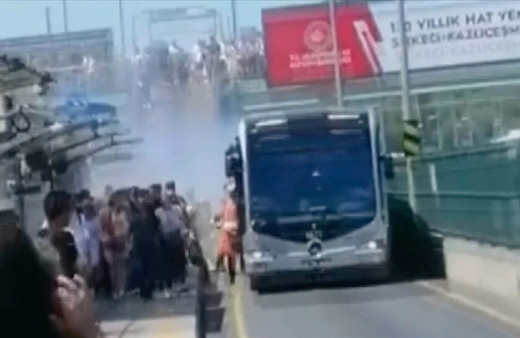İstanbul'da duman çıkararak arızalanan metrobüsün yolcuları tahliye edildi