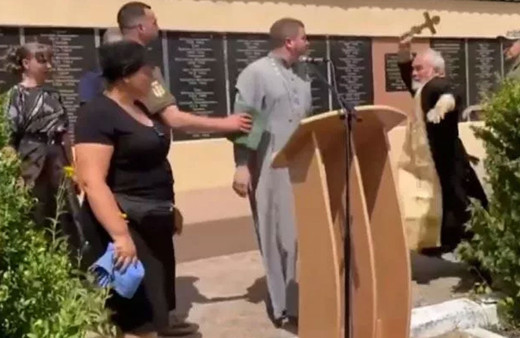 Rusya-Ukrayna savaşı cenazeye sıçradı! Rus rahip haçla saldırdı