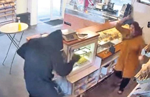 Hollanda'da Latife teyze gündem oldu! Satırlı soyguncuya temizlik bezi ile müdahale