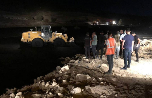 Atık su taştı! Üç şehri birbirine bağlayan otoyol ulaşıma kapandı