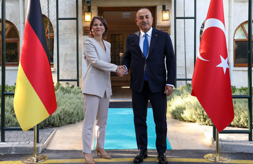 Bakan Çavuşoğlu'ndan Almanya'ya Yunanistan tepkisi!