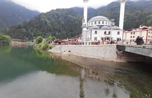 Uzungöl'den yine kötü görüntüler geldi! Bakın göle nasıl yığdılar!