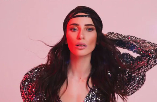 Türkiye'de bir ilk! Gülşen'in yeğeni şarkıcı Ezra'dan Metaverse'li klip