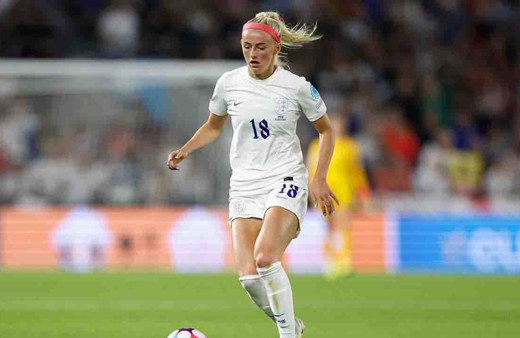 Kadın futbolcu Chloe Kelly gol sonrası formasını çıkarınca...