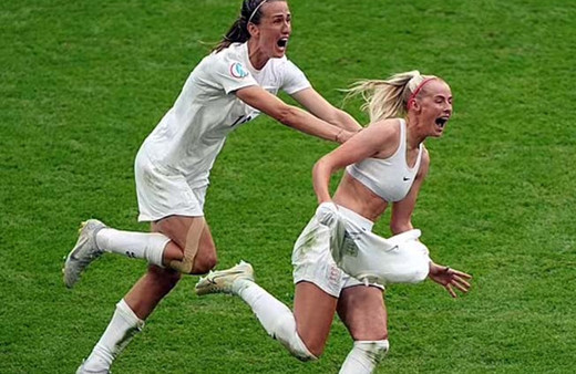 Kadın futbolcu Chloe Kelly gol sonrası formasını çıkarınca...