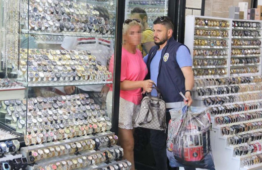 Kuyumcu tokatlayan Macar çifte başka dükkanda şok! Para teklifi kurtarmadı