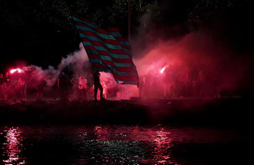 İstanbul'da muhteşem gece! Trabzonsporlu taraftarlar meşalelerle geceyi aydınlattı