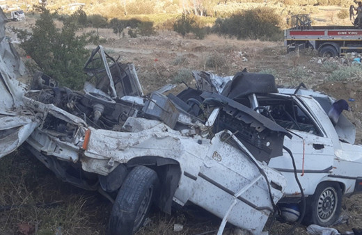 Aydın'da feci kaza! Otomobil şarampole yuvarlandı ölenler var