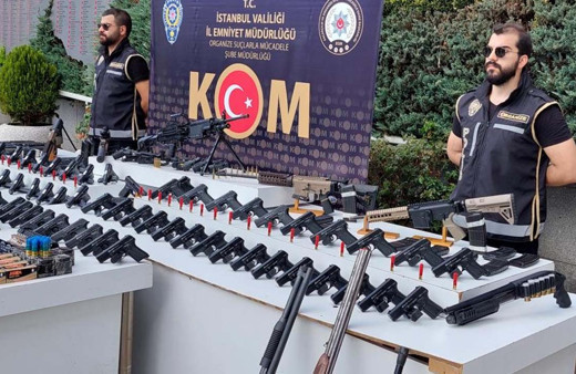 İstanbul'da suç örgütlerine silah temini! 3 kişi yakalandı: Üzerinden meclis kartı çıktı