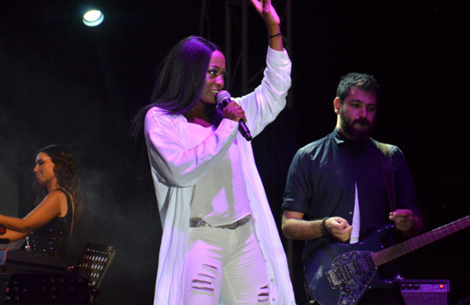 ABD'li şarkıcı Della Miles sahnede 'Dom Dom Kurşunu' şarkısını söyledi! Sosyal medya yıkıldı