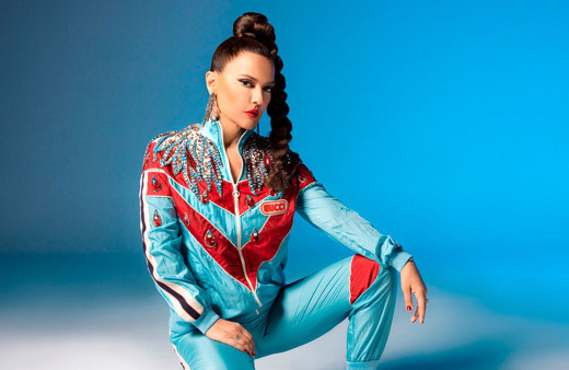 Demet Akalın'dan tepki çeken hareket! Garsonun kafasından aşağı şampanya döktü