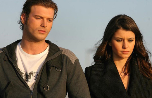 Efsane ikili filmden sonra dizide de birlikte rol alacaklar! Kral Kaybederse için Beren Saat'e teklif gitti