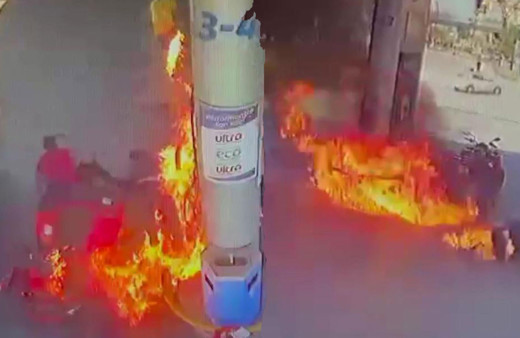 Benzin dolumu esnasında çakmak çaktı, alevlerin içinde kaldı