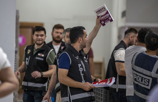 Yediiklim Yayınevine KPSS operasyonu! Sorular sızdırıldı mı? Operasyondan flaş görüntüler...