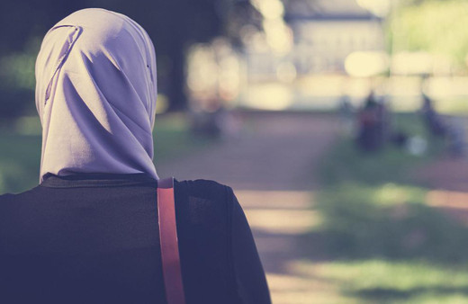 Almanya'da başörtülü hamile kadına ırkçı saldırı!