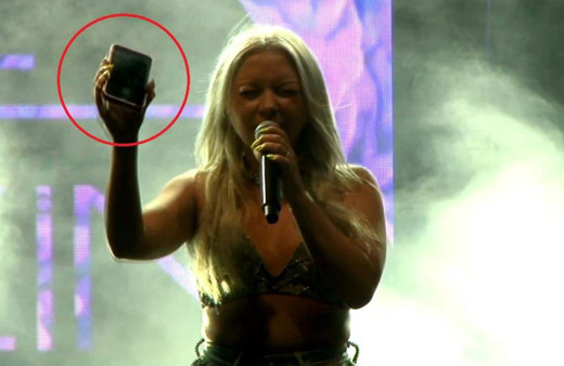 Ece Seçkin'e sahnede telefon fırlatılmıştı! İşte ünlü popçunun yaralandığı o anın yeni görüntüleri