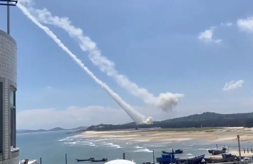 Çin'in fırlattığı güdümlü füzeler Tayvan yakınlarına düştü