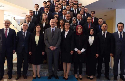 CHP'li vekil Antmen'in Süleyman Soylu fotoğrafı olay oldu baltayı taşa vurdu