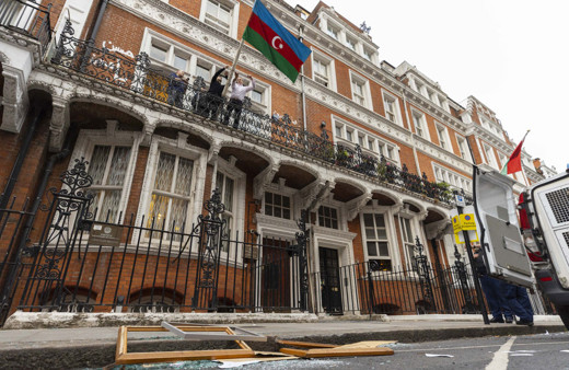 Azerbaycan'ın Londra Büyükelçiliği saldırıya uğradı