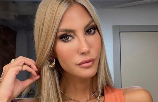 Çağla Şikel mini üstüyle yarı çıplak poz verdi! O fotoğraflar görenleri mest etti