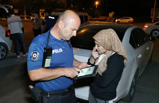 Kadın sürücü denetimden kaçtı, ters şeride girdi! Gerçek yakalanınca ortaya çıktı