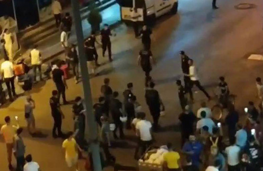 Dehşet dolu anlar: Polise döner bıçağı salladı, ortalığı birbirine kattı