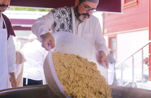 Sümbül Efendi Tekkesi'nde 5 bin kişilik aşure kaynatıldı