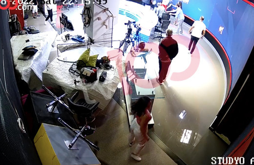 TV100'de Cemal Enginyurt ve korumasının Latif Şimşek'e saldırı anının kamera arkası yayınlandı