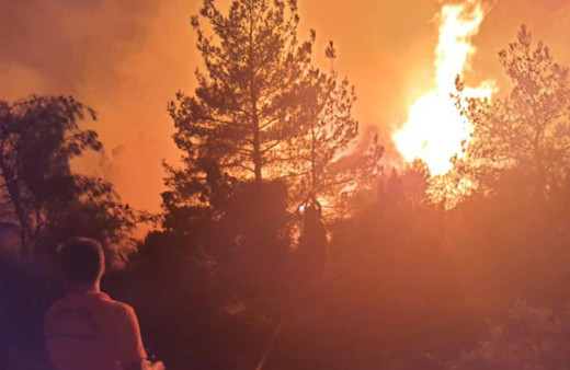 Manisa'da orman yangını: Ekiplerin alevlerle mücadelesi devam ediyor