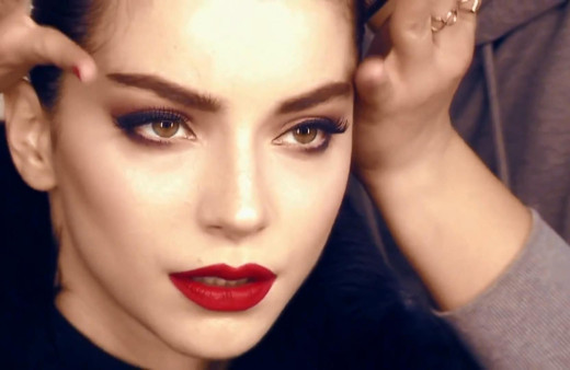 Merve Boluğur'u çıldırtan soru! Sevgilisinin yanında gazetecileri dövmekten beter etti!