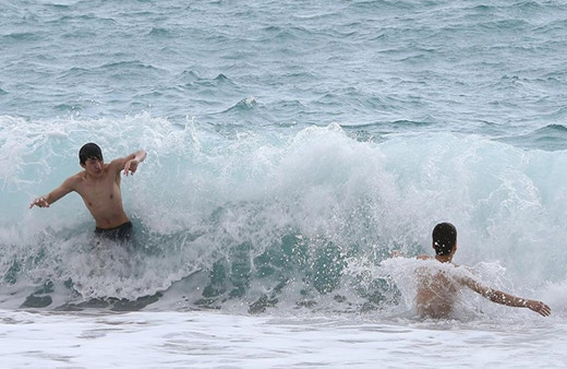 Didim’de Mart sonu vatandaşlar denize girdiler
