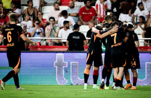 Gomis'ten Galatasaray'a hayat öpücüğü! Aslan kazanarak başladı