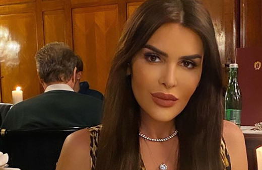 Selin Ciğerci yırtmaçlı elbisesiyle kalça dansı yaptı! Sosyal medyayı salladı