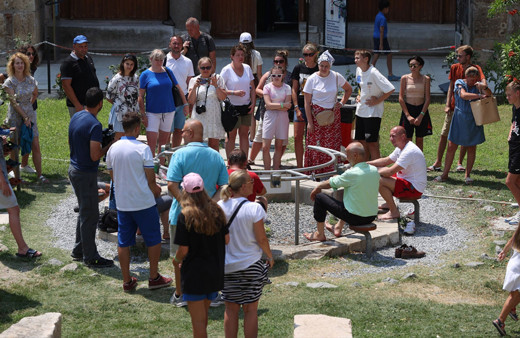 Camiye gelen turistlere 25 dilde hitap edip abdest almayı öğretiyor