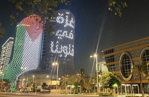 Al Jaber kuleleri, Gazze ile dayanışma amacıyla Filistin bayraklarıyla aydınlatıldı