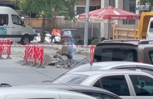 Kağıthane'de yol artasında doğal gaz borusu delindi! Havaya doğru fışkırdı büyük panik yaşandı