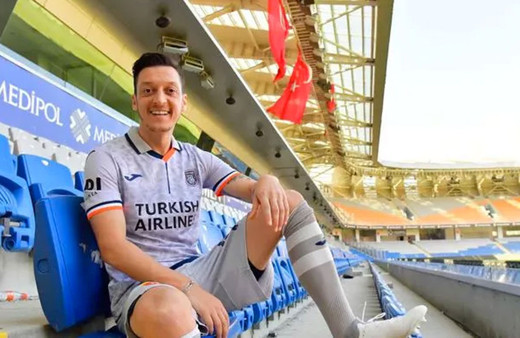 Mesut Özil yeni takımıyla çıktığı ilk maçta takımı 7 gol yedi