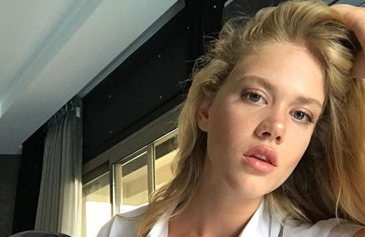 Serel Yereli arkasını döndü mavi mini bikinisiyle poz verdi! Herkesin ağzı açık kaldı