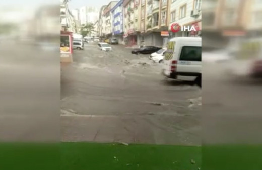 İstanbul güne yağışla uyandı Kanalizasyon ve su kanalları patladı