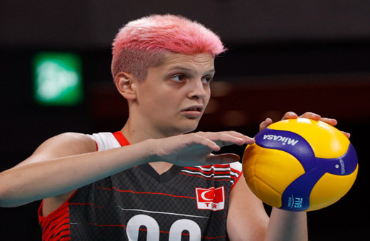 Zeytinli Rock Festivali iptal olunca voleybolcu Ebrar Karakurt öfkeden çılgına döndü: ''Pilavlı mevlütler kaldı!''