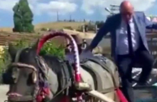 CHP Milletvekili Mahmut Tanal, arabacıdan 'AK Partiliyim' cevabını alınca at arabasından indi