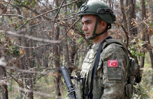 Türk askeri Kosova'nın doğusunda devriye gezdi