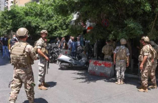 Hesabındaki 200 bin doları çekemeyince banka çalışanlarını rehin aldı