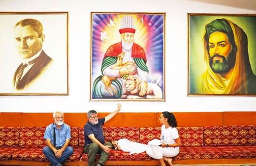 Erdoğan'ın cemevi ziyaretinde resimler neden değişti Hande Fırat Alevi dedesine sordu