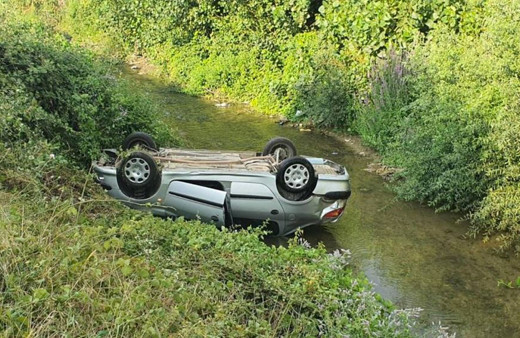 Otomobil dereye uçtu sürücünün burnu bile kanamadı