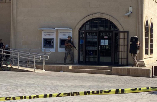 Antalya'da banka müdürünü rehin aldı! İkna çalışmaları sonunda teslim oldu, gözaltına alındı