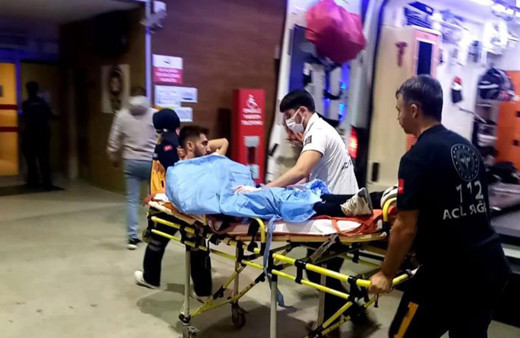 Silahlı saldırıda yaralanan genç polis karakoluna sığındı